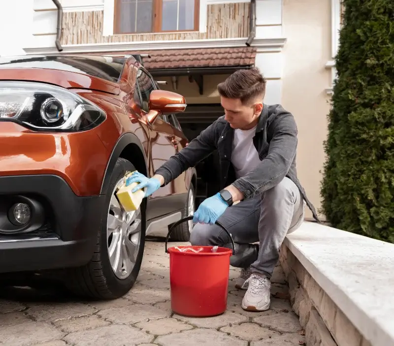 Lavage auto à domicile Hauteville-lès-Dijon : professionnel intervenant sur un véhicule